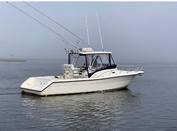 Pursuit 2800 Offshore 1998 Pursuit 2800 Offshore boat on calm water.