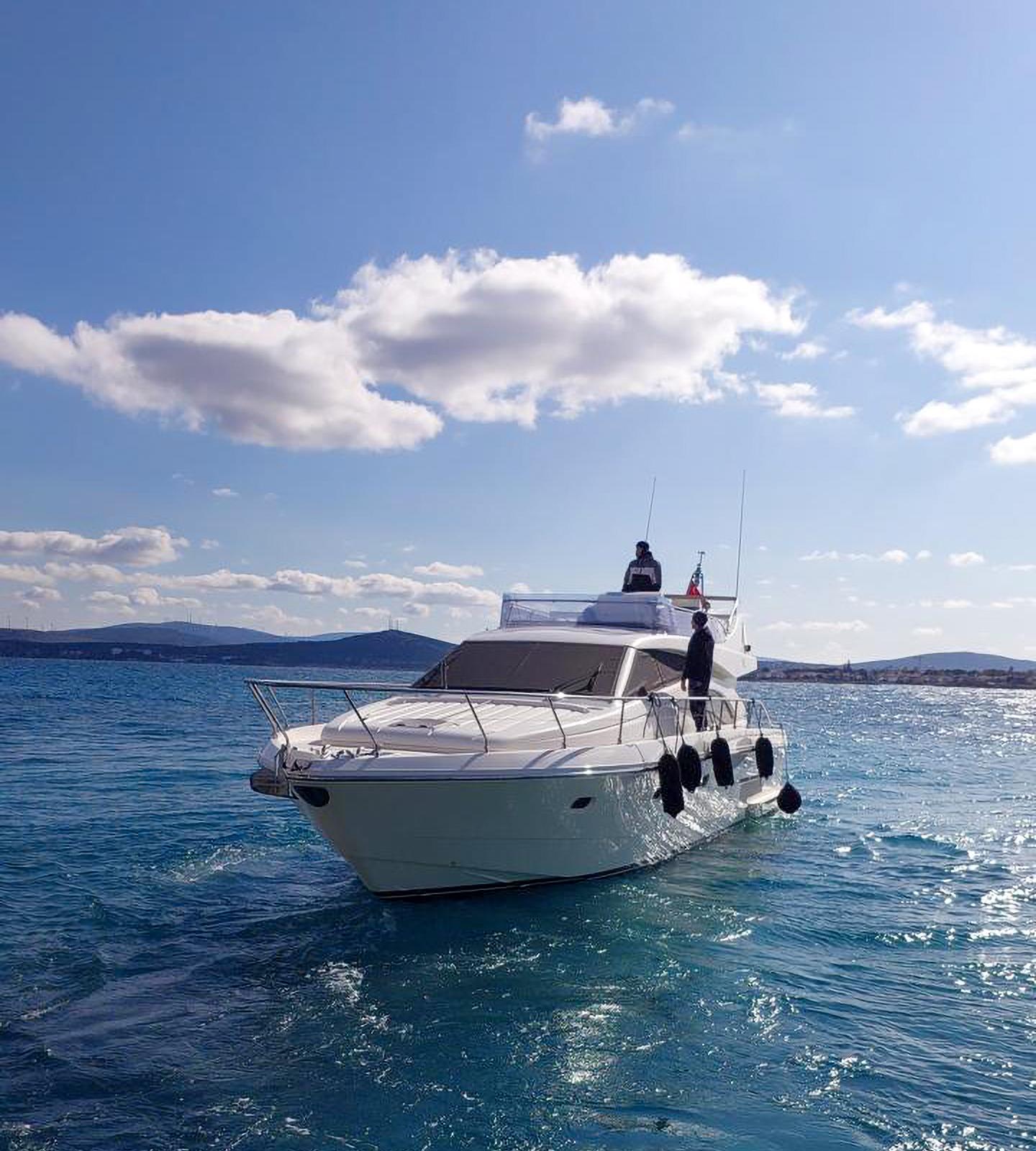 2005 Ferretti Yachts 530