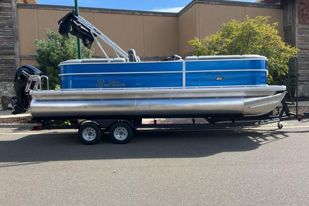 2026 Sun Tracker Party Barge 22 DLX