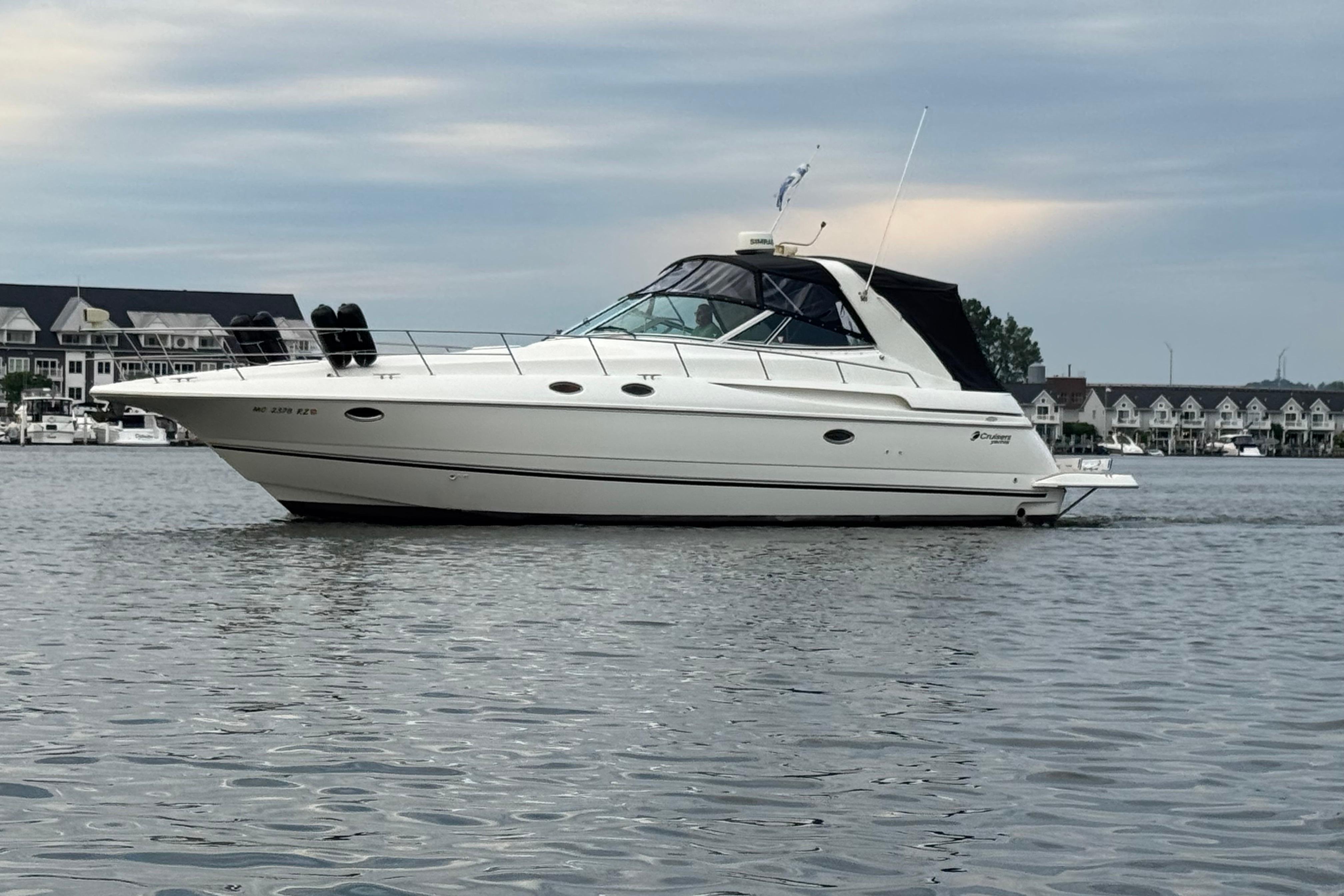 2000 Cruisers Yachts 3870 Express