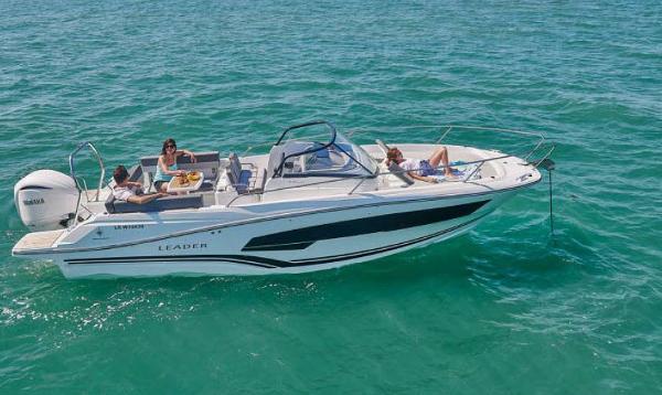 Jeanneau Leader 7.5 WA S3 2023 Jeanneau Leader 7.5 WA S3 boat cruising on clear blue water.