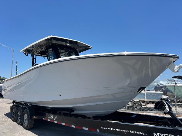 2025 Robalo R300 Center Console