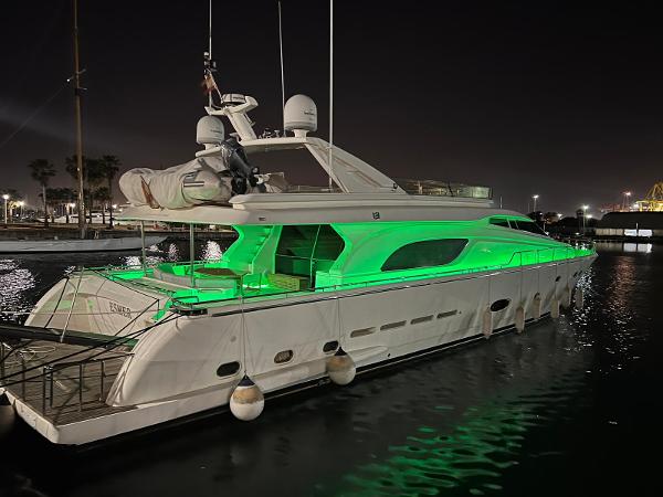 2002 Ferretti Yachts 810