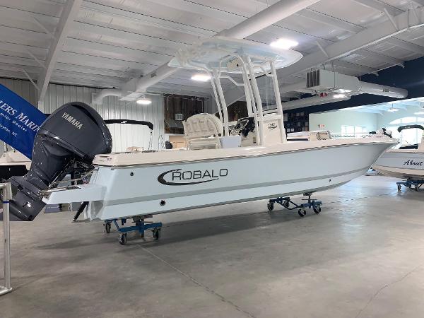 2026 Robalo 246 Cayman