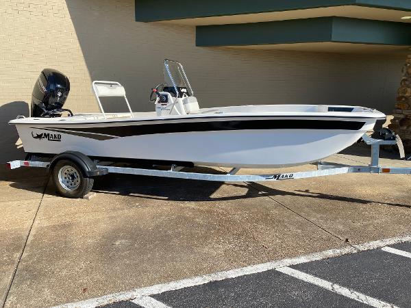 Mako Pro Skiff 17 CC 2023 Mako Pro Skiff 17 CC on trailer, parked outdoors.