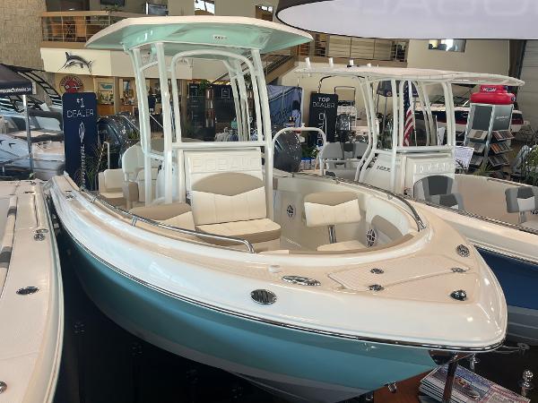 2025 Robalo R222 Explorer
