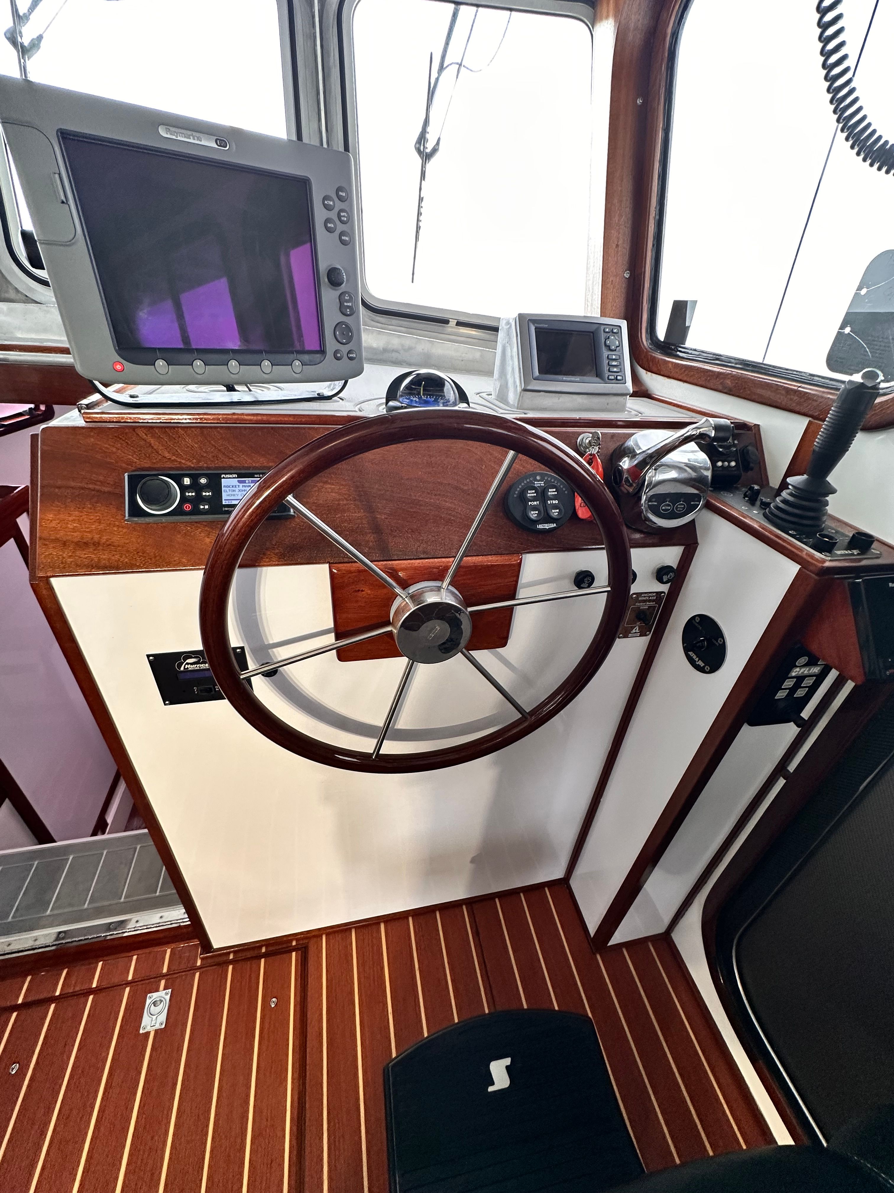 2009 New England Boatworks Hunt 35 Sportfish/Commuter