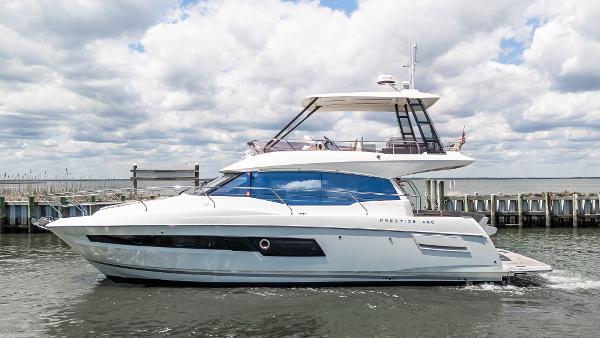 2022 Prestige 460 Fly