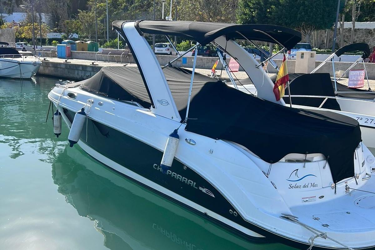 Chaparral 256 SSi 2008 Chaparral 256 SSi boat docked in a marina with black cover.