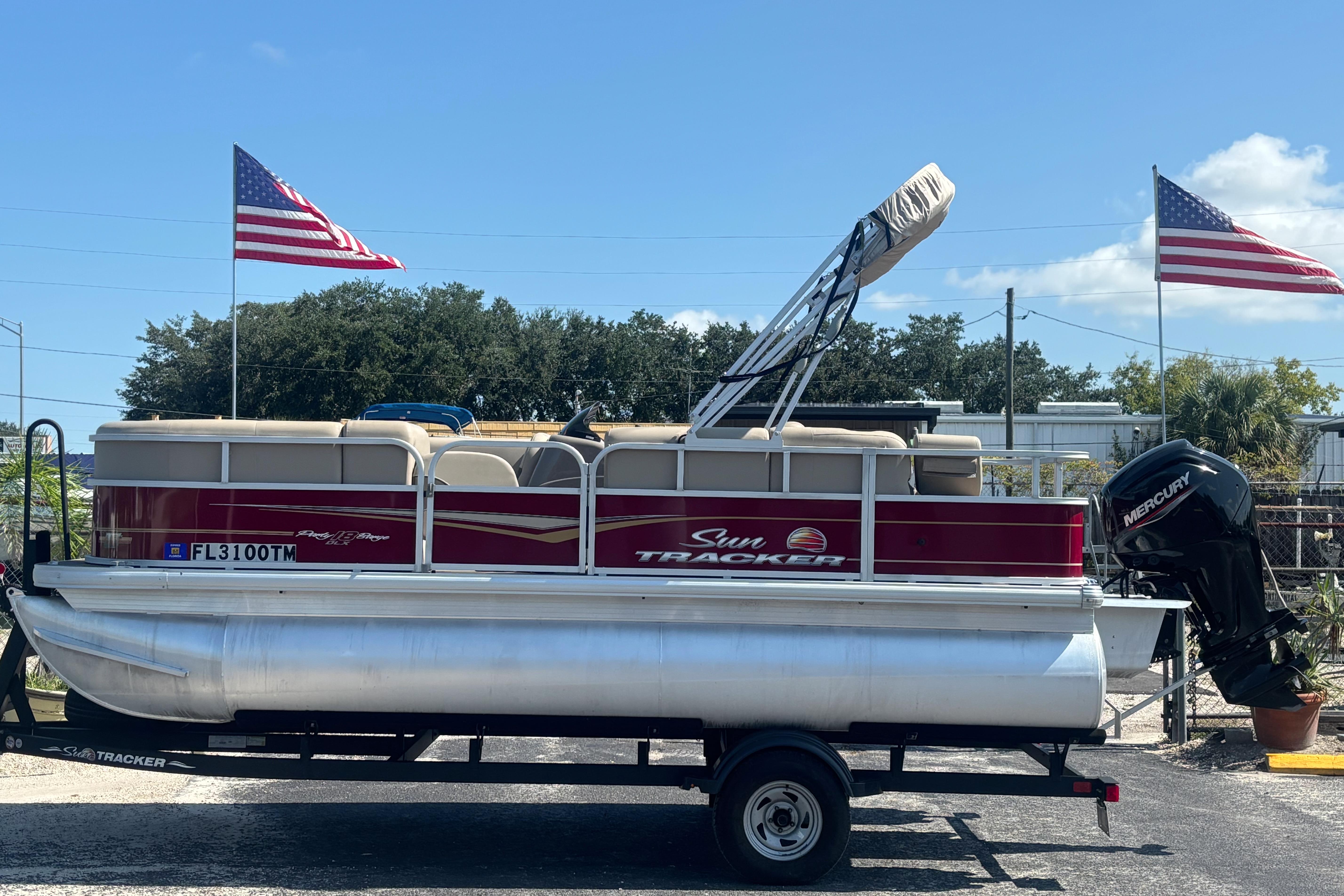 2023 Sun Tracker Party Barge 18 DLX