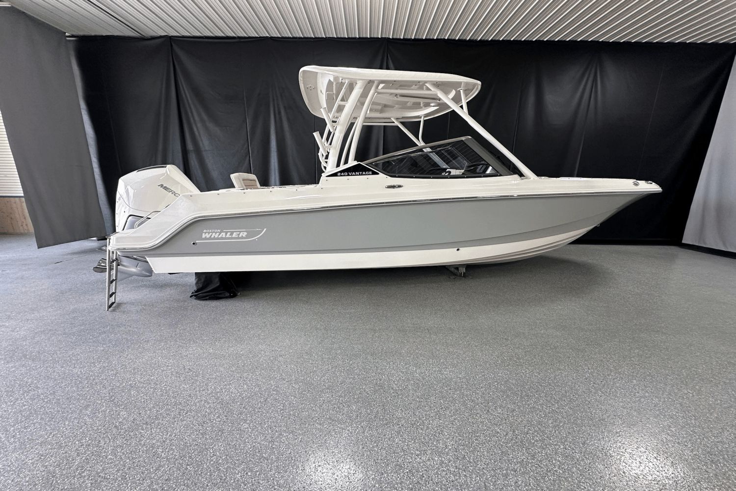 2025 Boston Whaler 240 Vantage