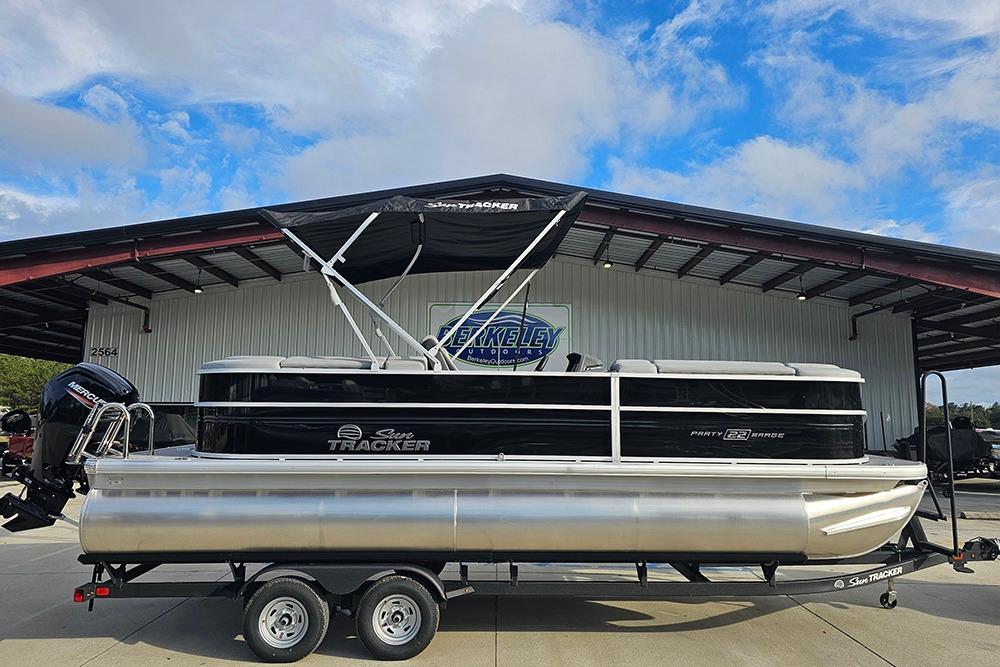 2026 Sun Tracker Party Barge 22 DLX