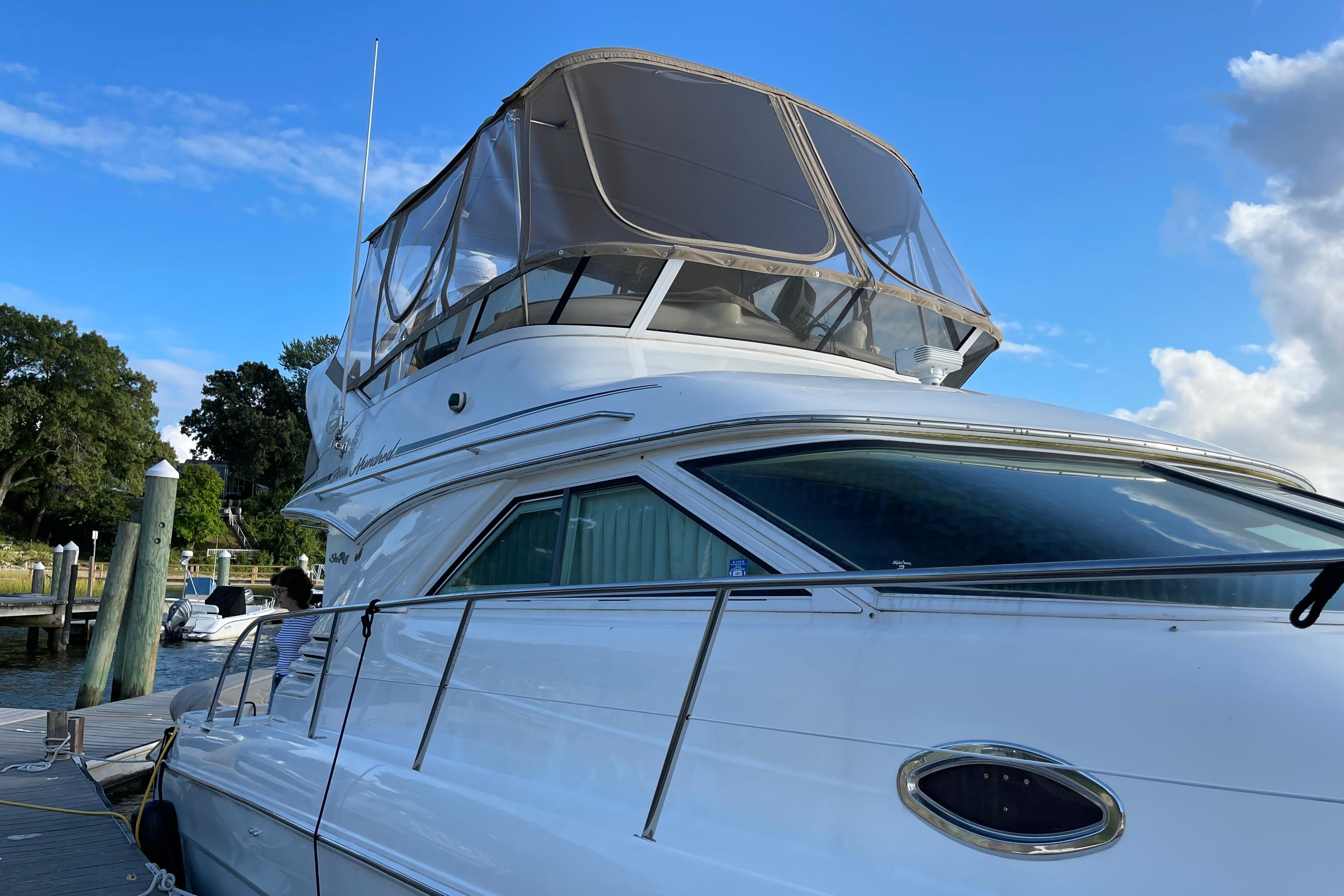 Sea Ray 400 Sedan Bridge 2000 Sea Ray 400 Sedan Bridge yacht docked under clear blue sky.
