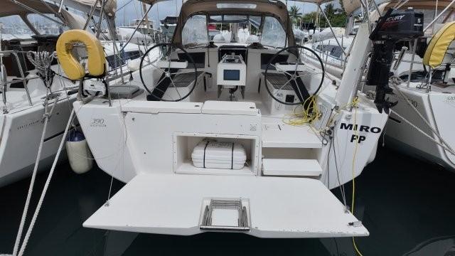 2018 Dufour 390