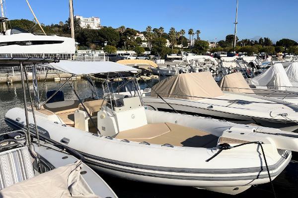 Capelli TEMPEST 775 LUXE 2023 Capelli Tempest 775 Luxe boat docked in a sunny marina.