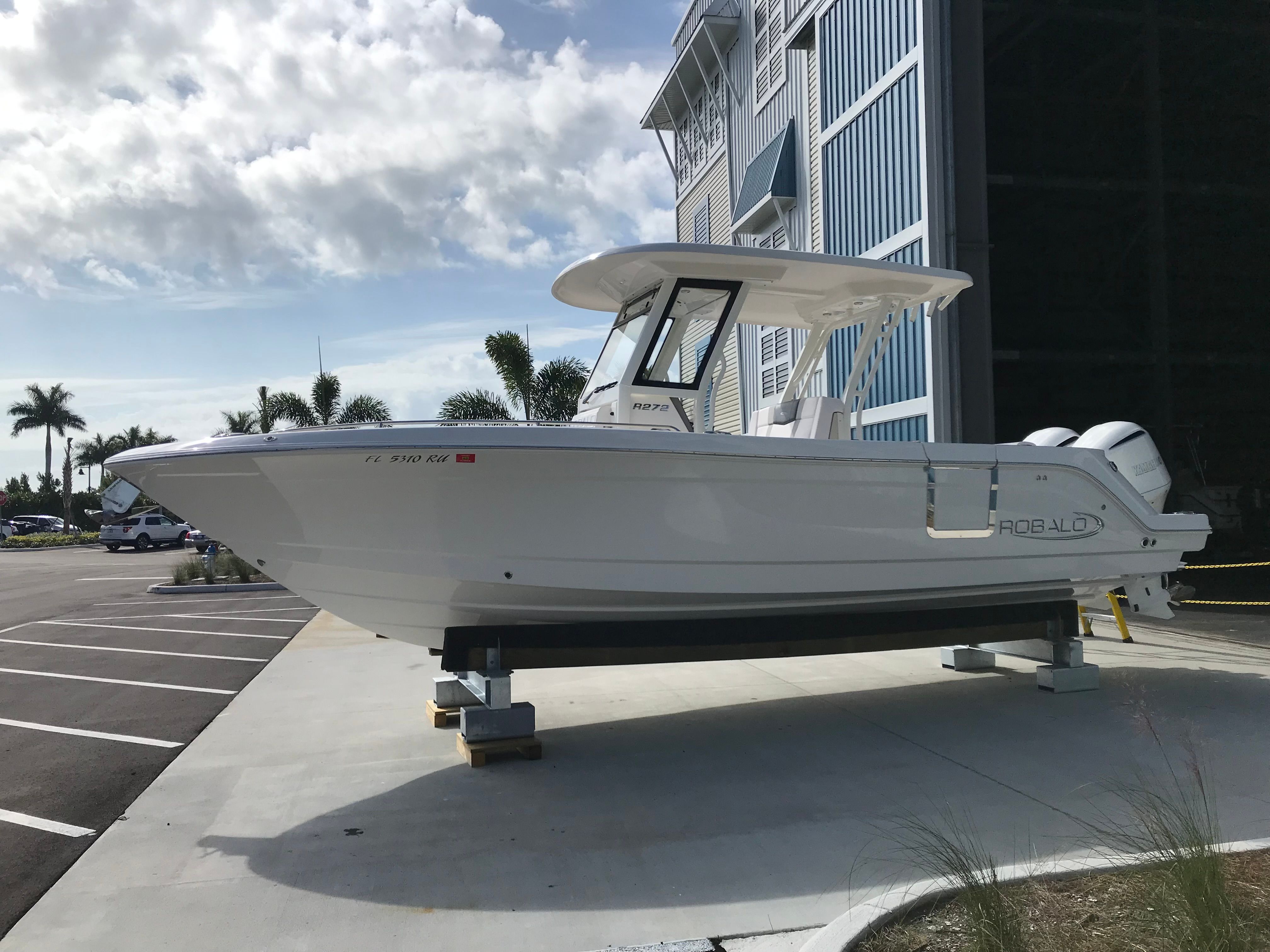 2022 Robalo r272