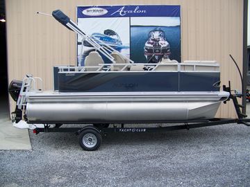 2025 Avalon Venture Rear Fish