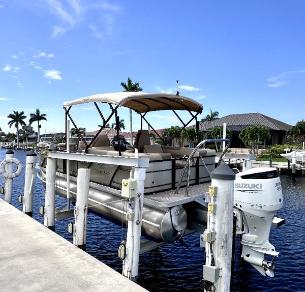 Veranda Relax VR22RC 2022 Veranda Relax VR22RC pontoon boat docked with Suzuki outboard motor.