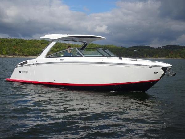 Cobalt R33 2025 Cobalt R33 boat on a lake with scenic background.