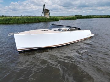 2024 VanDutch 32 - Diesel