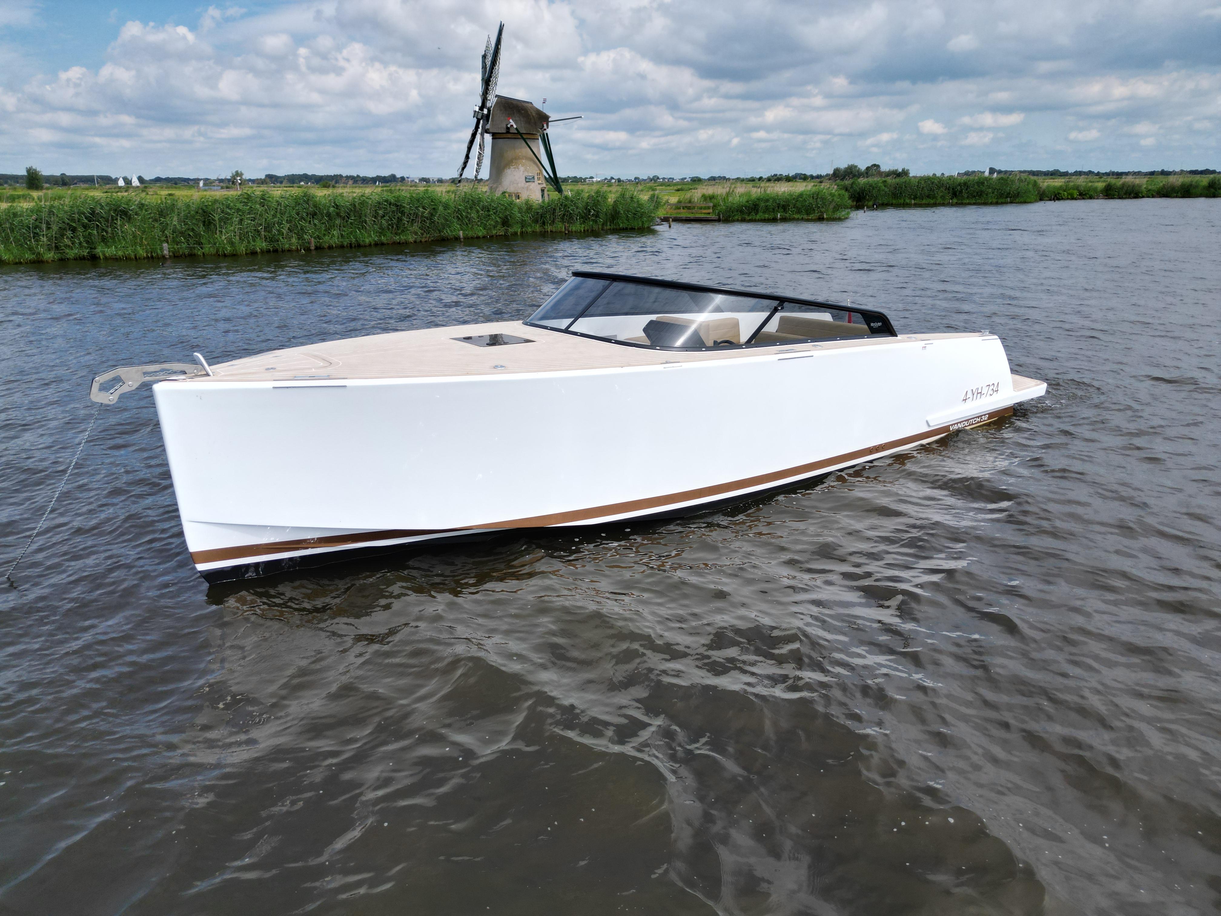 2024 VanDutch 32 - Diesel