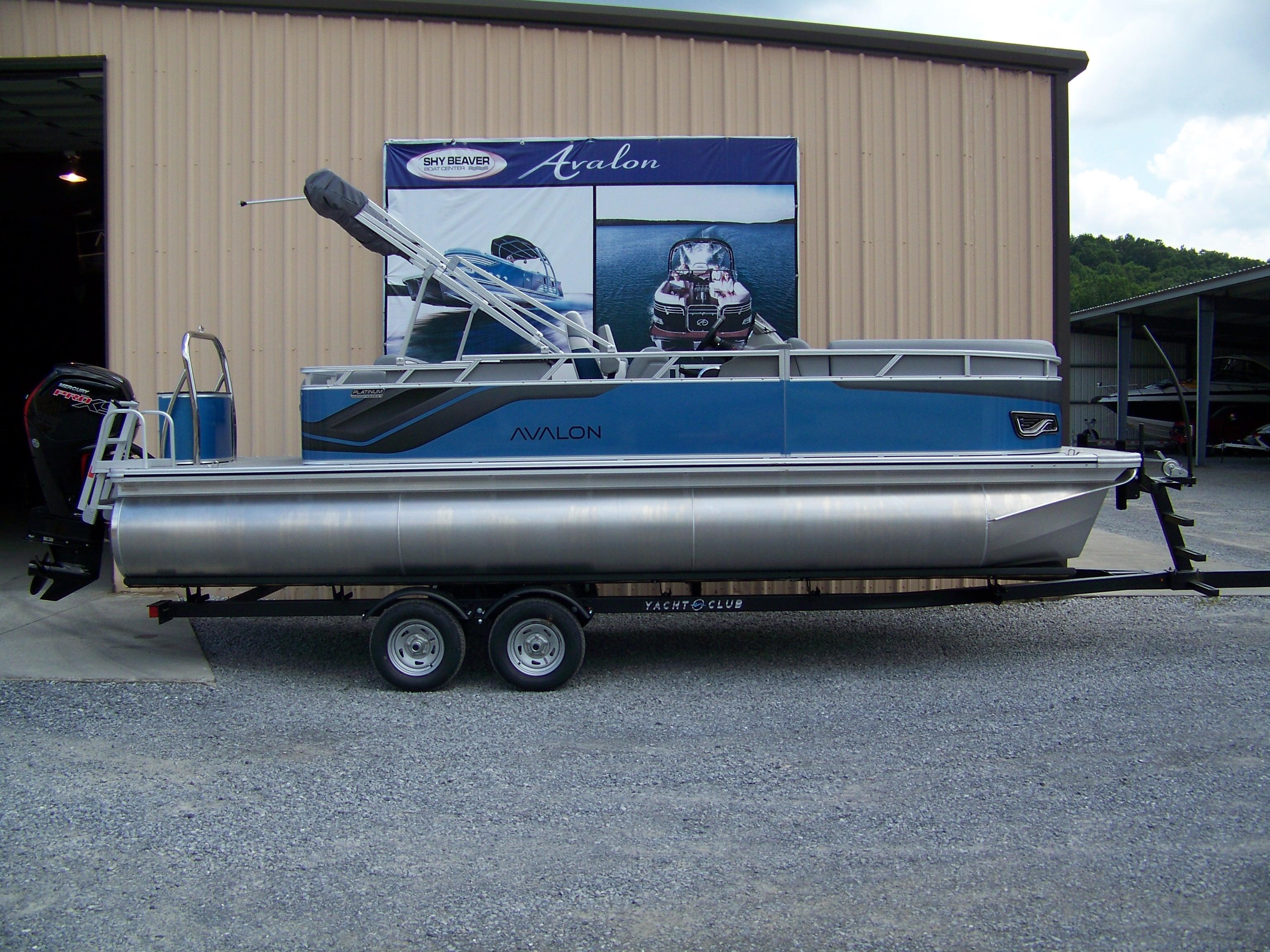 Avalon VENTURE 85 Cruise Rear Bench 2025 Avalon VENTURE 85 Cruise Rear Bench pontoon boat on trailer, parked outside a building.