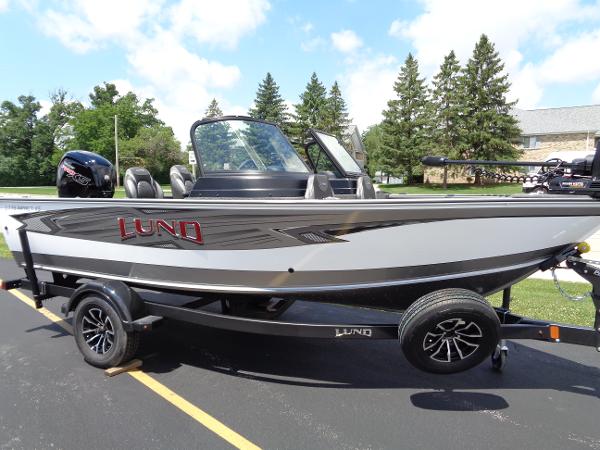 Lund 1775 Impact XS 2024 Lund 1775 Impact XS boat on trailer, parked outdoors.