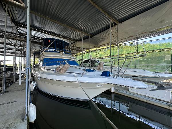 Sea Ray 380 Aft Cabin 1991 Sea Ray 380 Aft Cabin yacht docked in a covered marina.
