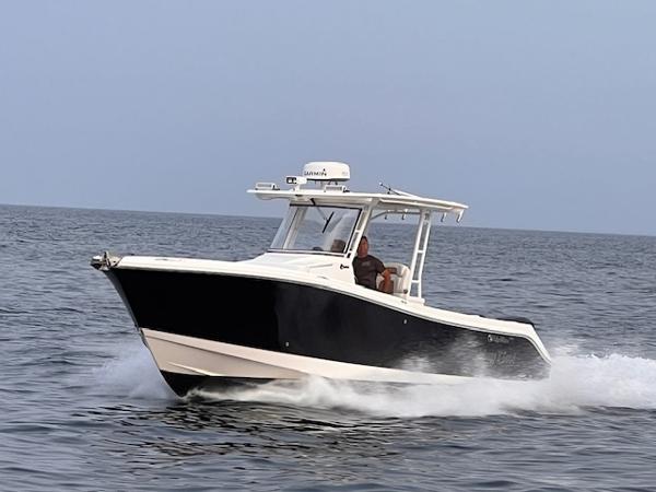 Edgewater 280CC 2015 Edgewater 280CC boat cruising on open water.