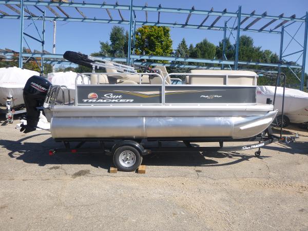2025 Sun Tracker Party Barge 16 DLX