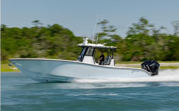Yellowfin 36 Offshore 2021 Yellowfin 36 Offshore boat speeding on water.