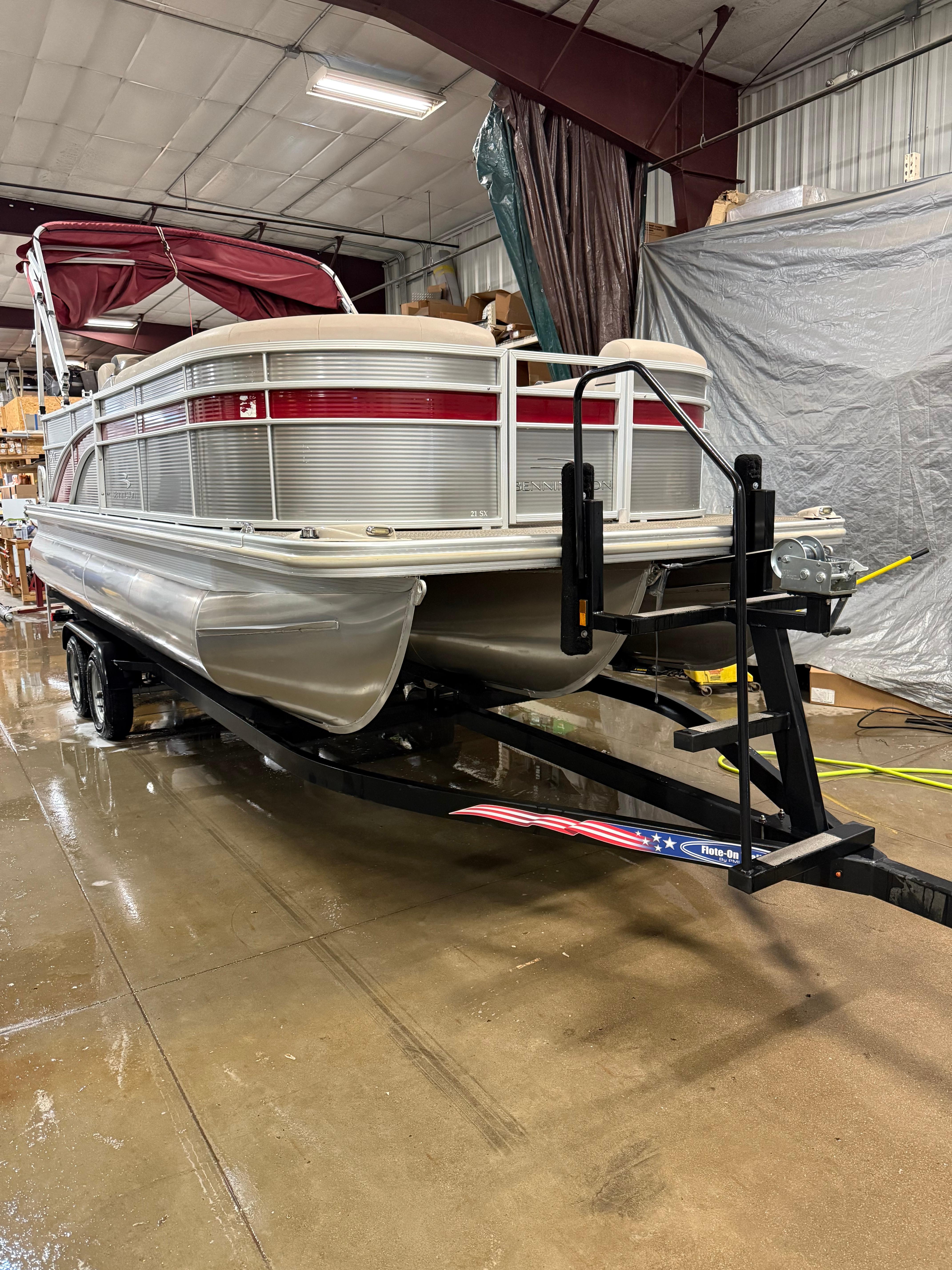 Bennington SX 21 Cruise 2019 Bennington SX 21 Cruise pontoon boat on trailer in indoor storage.