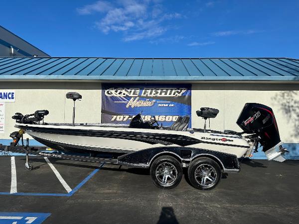 Ranger Z520R Ranger Cup Equipped 2024 Ranger Z520R Ranger Cup Equipped boat parked outside a building.