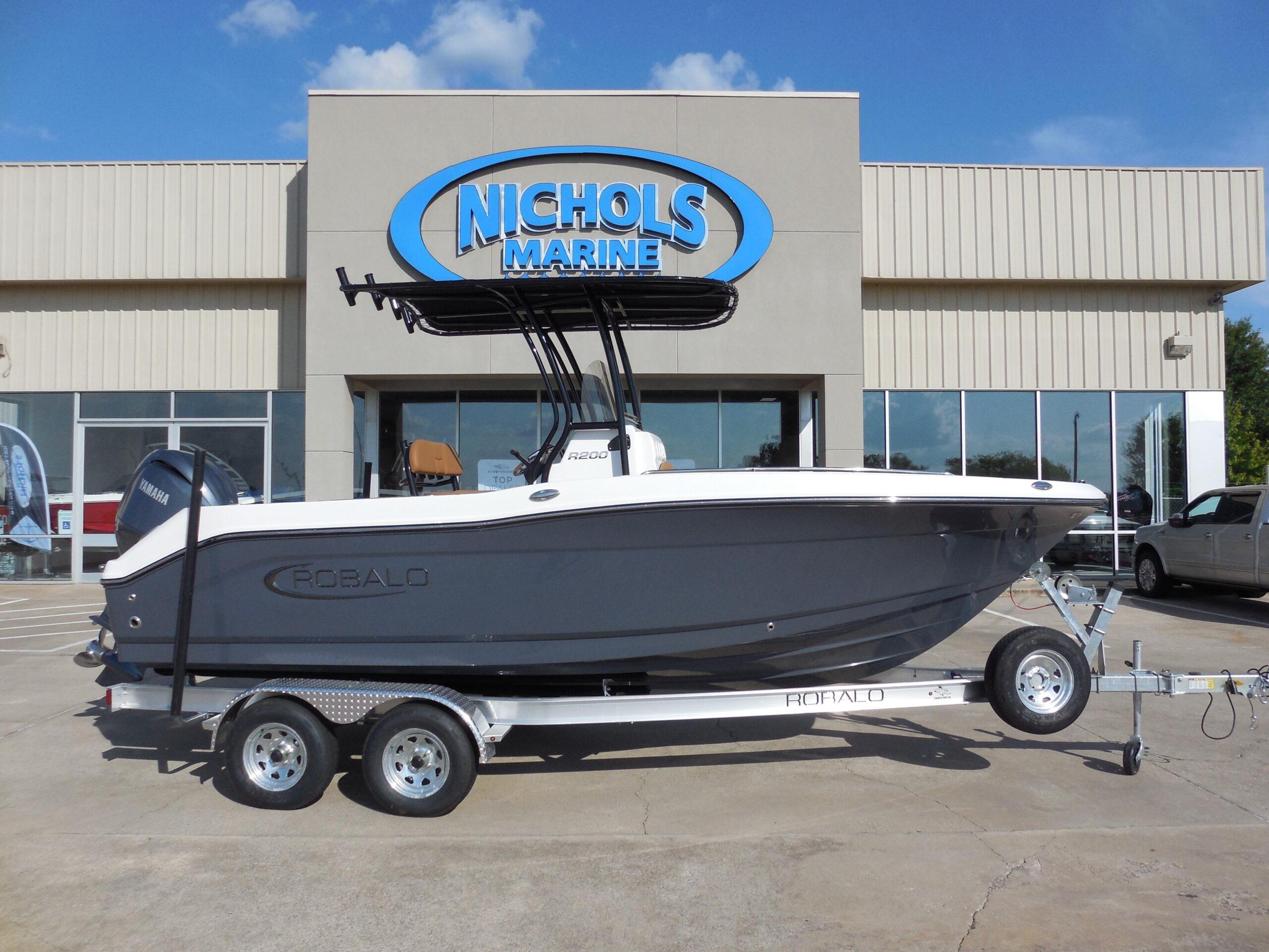 2025 Robalo R200