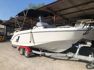 Beneteau Flyer 7 SPACEdeck 2023 Beneteau Flyer 7 SPACEdeck boat on trailer under shelter.