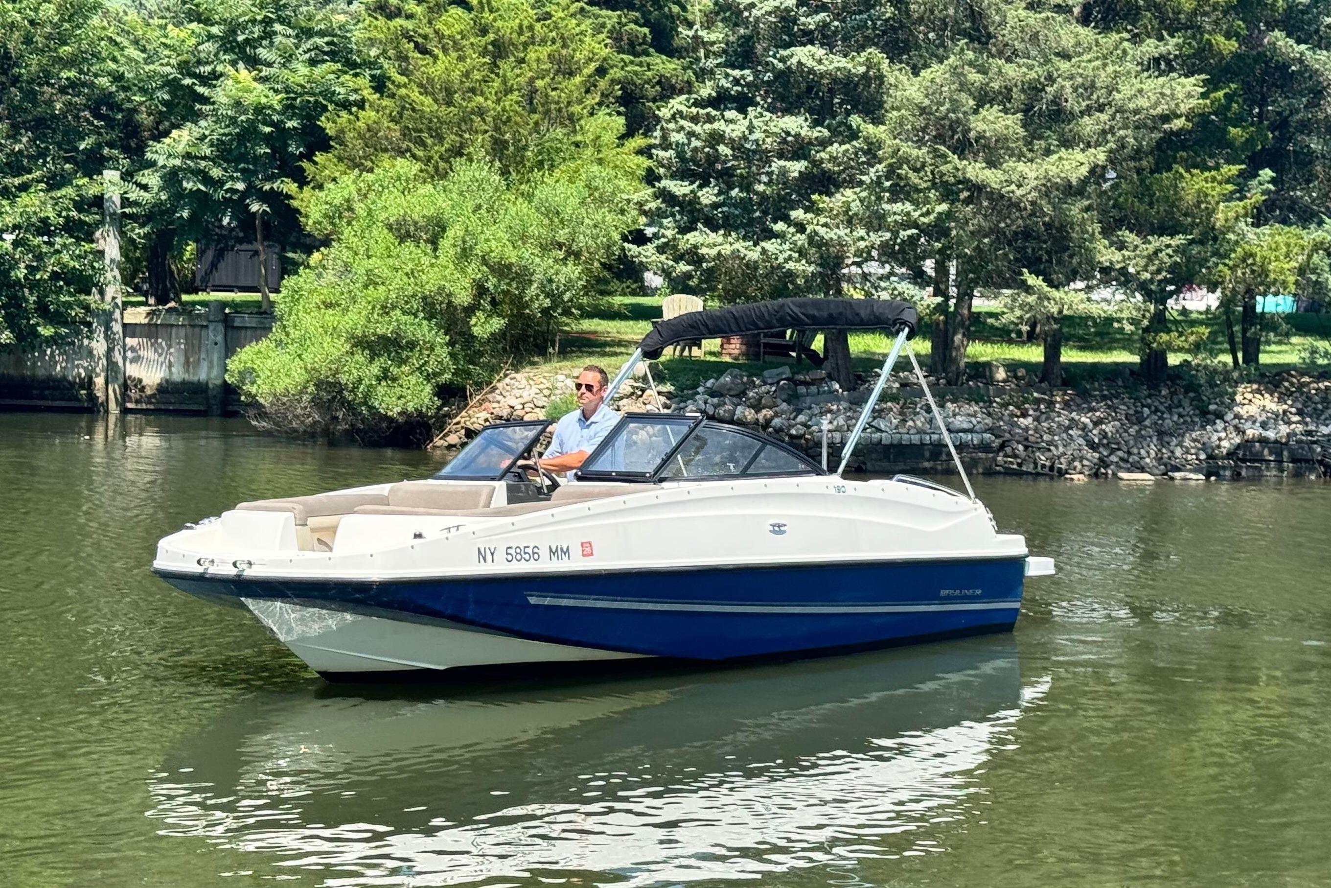 2017 Bayliner 190 Deck Boat