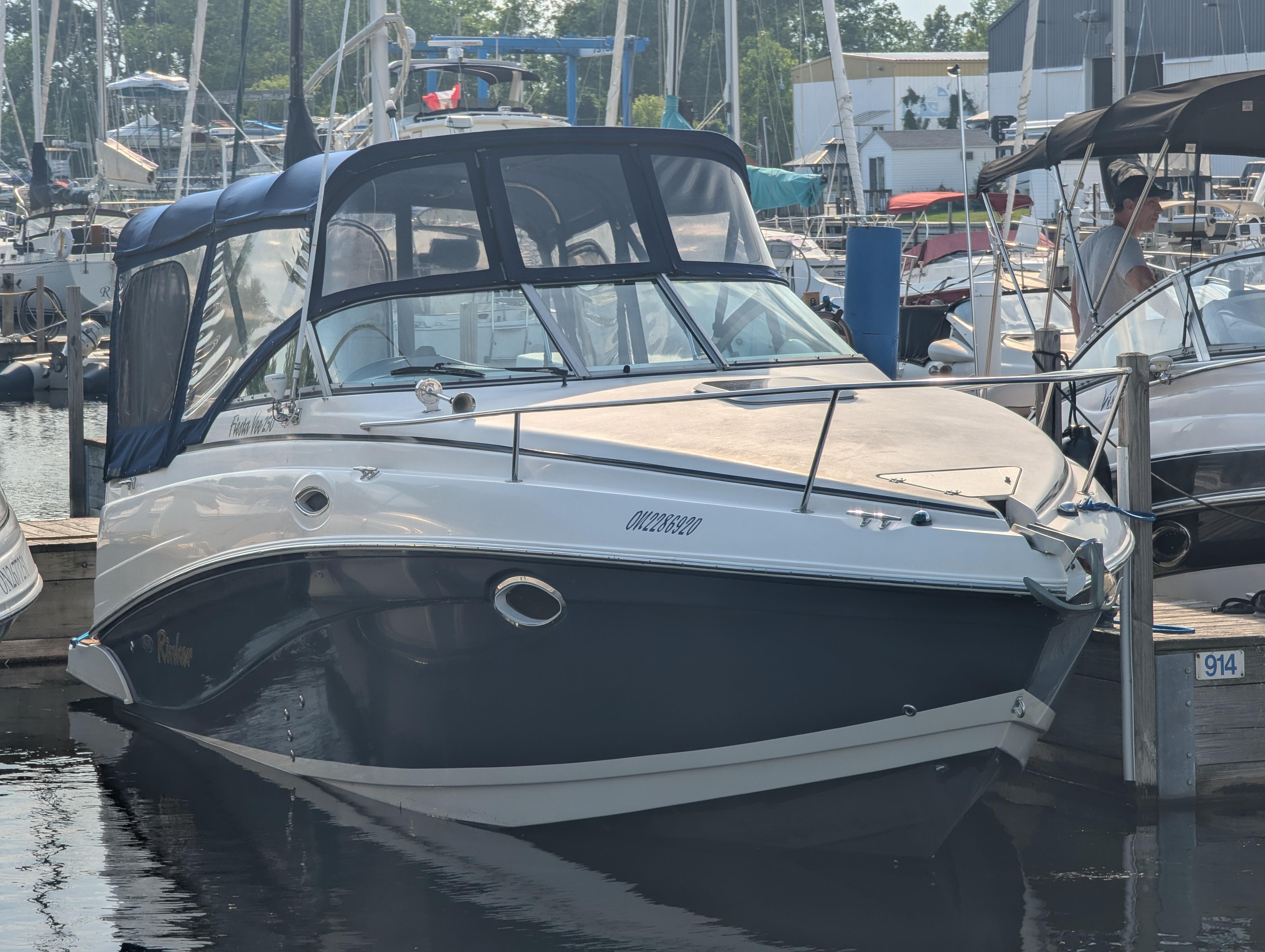Rinker Fiesta Vee 250