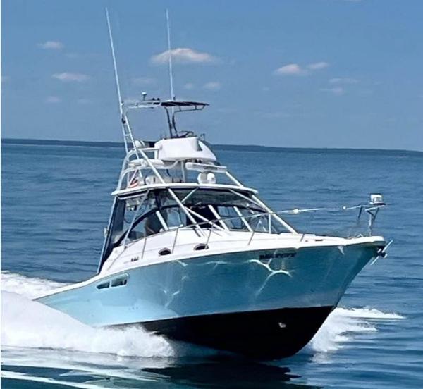 Pro-Line 33 Express 2005 Pro-Line 33 Express boat cruising on open water.