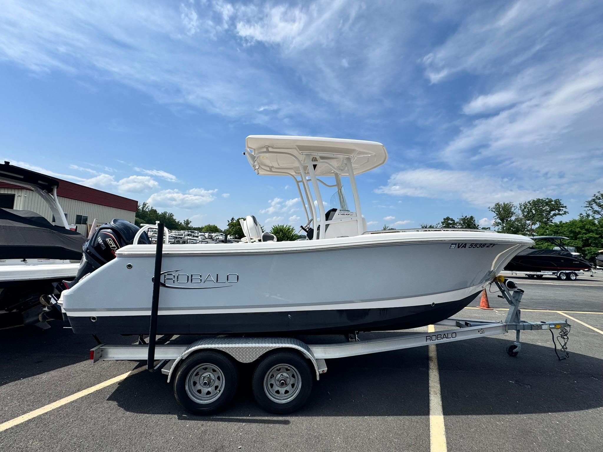 2022 Robalo R230 Center Console