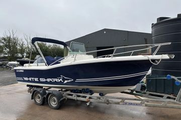 2003 White Shark 205