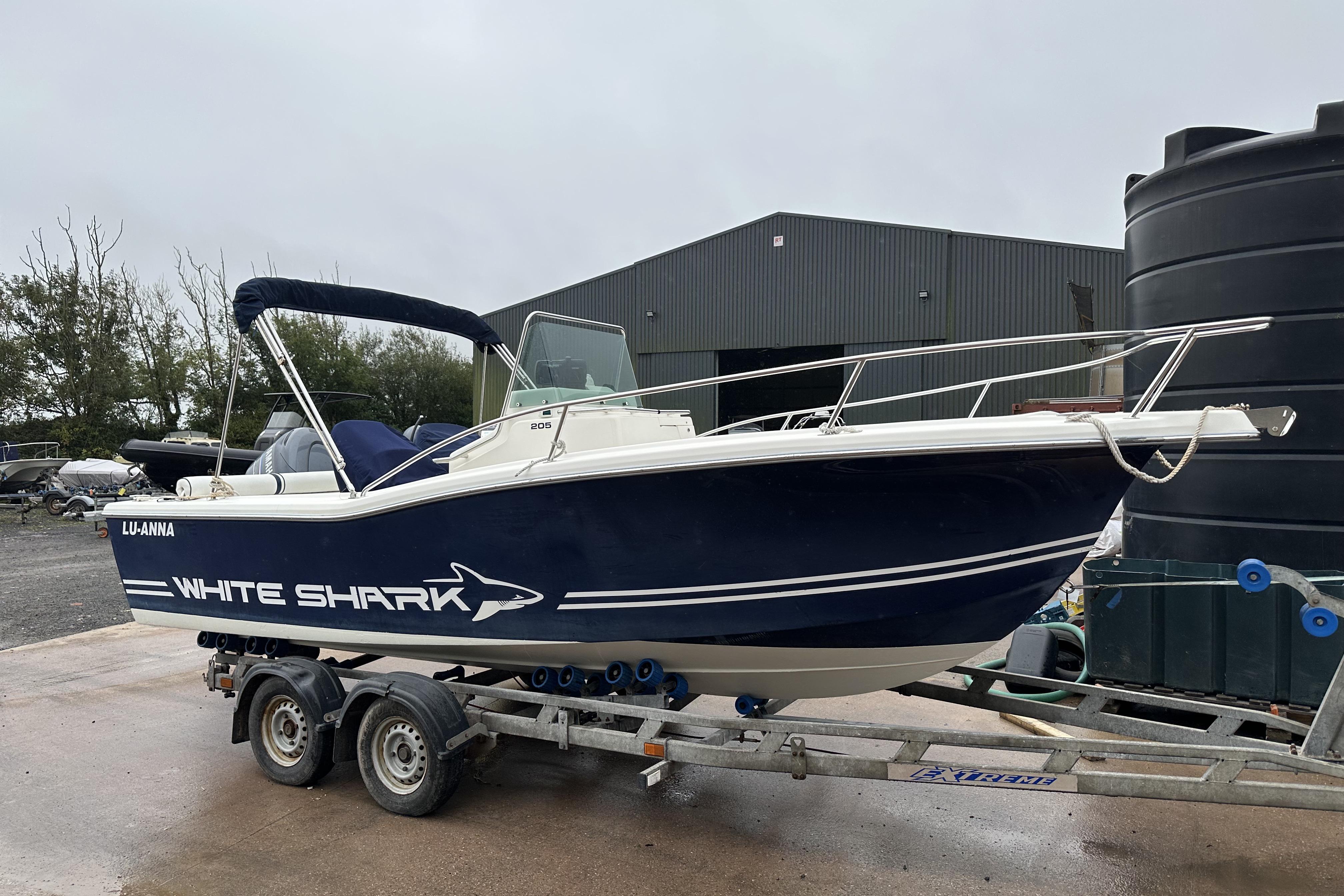 2003 White Shark 205