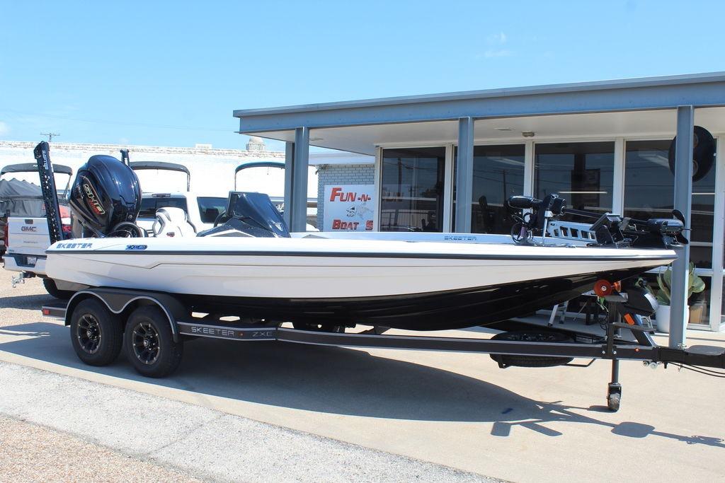 Skeeter ZXE20 2026 Skeeter ZXE20 boat on trailer, parked outside dealership.