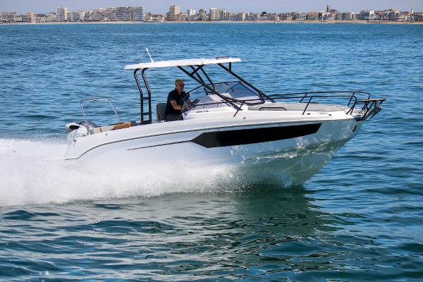 Beneteau Flyer 8 SUNdeck 2024 Beneteau Flyer 8 SUNdeck cruising on open water.