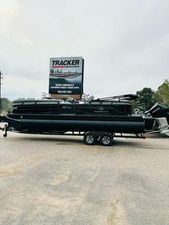 Regency 250 LE3 2024 Regency 250 LE3 pontoon boat on trailer at dealership.