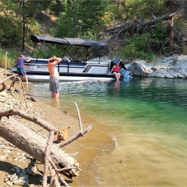 Viaggio Lago U People enjoying a day by the lake with a 2023 Viaggio Lago U boat.