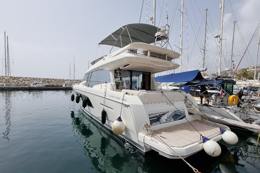 Prestige 520 Fly 2020 Prestige 520 Fly yacht docked in a marina, featuring sleek design and modern amenities.