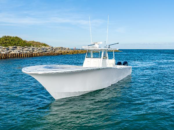 Onslow Bay 41 TE 2022 Onslow Bay 41 TE boat cruising on clear blue water.