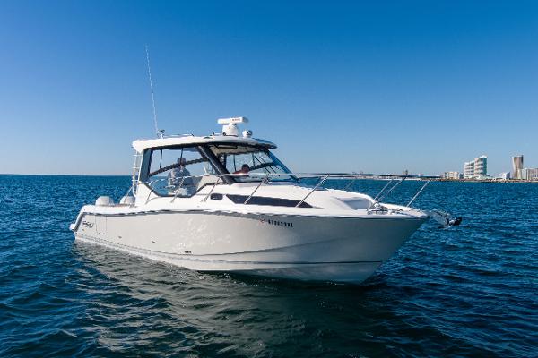 2021 Boston Whaler 325 Conquest