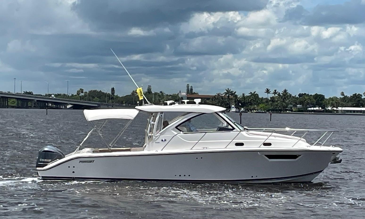 2017 Pursuit 325 OS
