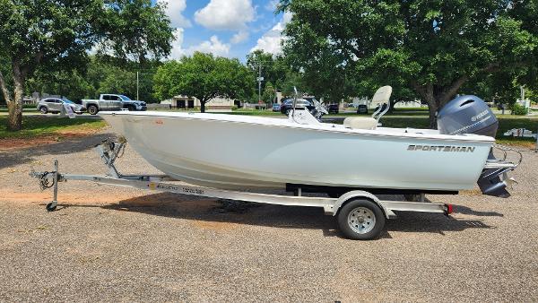 Sportsman Island Reef 19 Center Console